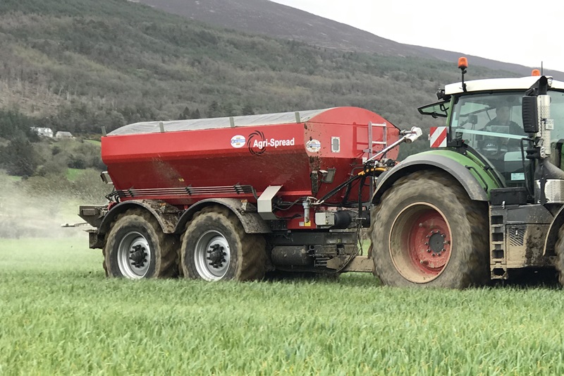 Agri-Spread AS 2000 seeria järelveetavatel lubja- ja mineraalväetise külvikutel on hüdroajamiga ketaste ülekanne. Laoturitel on lubja laotus ulatused kuni 12 m,